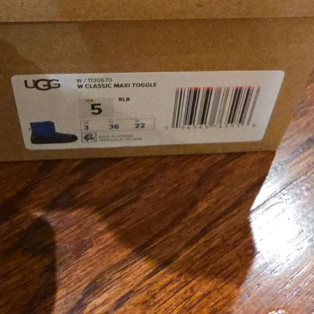 New In Box UGG Kids Classic Maxi Toggle Size 5